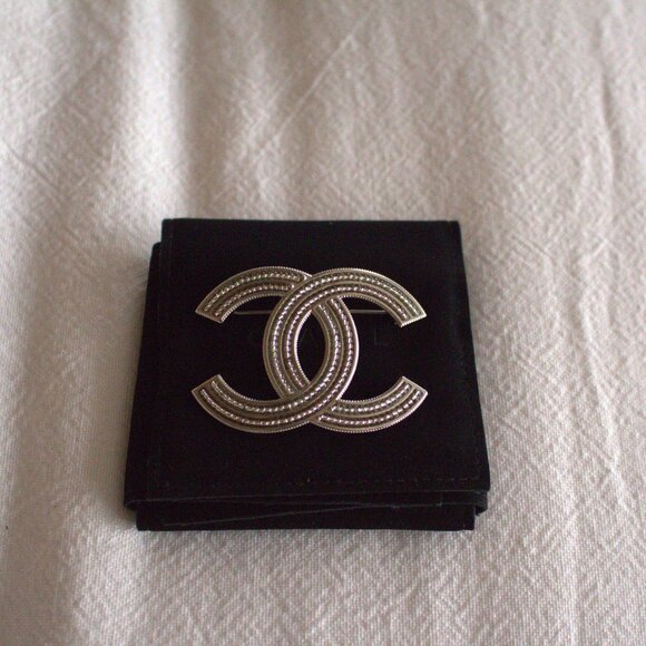 *NEW* CHANEL BROOCH - Picture 1 of 7